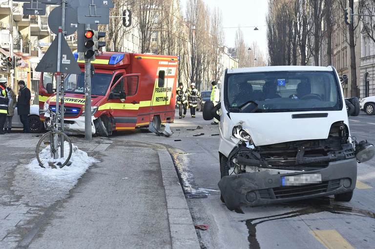 Ein Zusammenstoß zwischen einem Rettungswagen im Einsatz und einem Transporter. — © Foto: Berufsfeuerwehr München