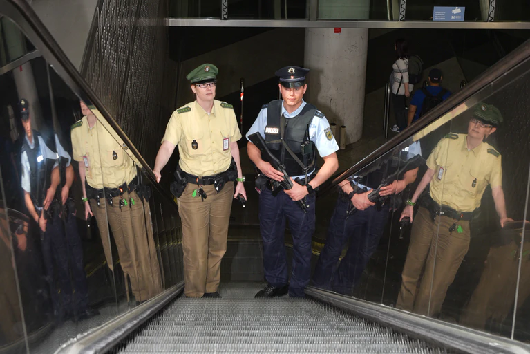 Bundespolizisten am Münchner Airport überprüfen täglich die Dokumente von knapp 41.000 Passagieren und sorgen zusammen mit ihren Kollegen der bayerischen Landespolizei auf dem gesamten Flughafen für die Sicherheit von Mitarbeitern und Reisenden. Dabei kommt es leider immer öfter zu unschönen Szenen. — © Getreten und bespuckt zu werden ist für viele Beamte realer Alltag - das soll sich ändern. Symbolbild Bundespolizei