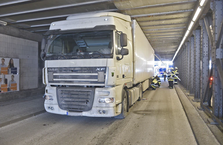 Ein LKW ist in einer Unterführung stecken geblieben. — © Foto: Berufsfeuerwehr München