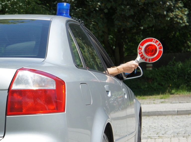 Ziviles Polizeiauto mit Haltekelle — © Symbolfoto