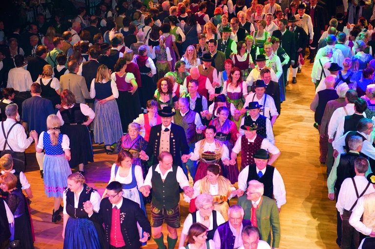 Tanzende Leute am Oide Wiesn Bürgerball im Deutschen theater — © Münchner Festring