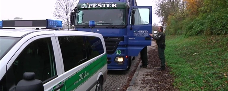 Schleierfahndung in Oberbayern. Polizei kontrolliert einen LKW.