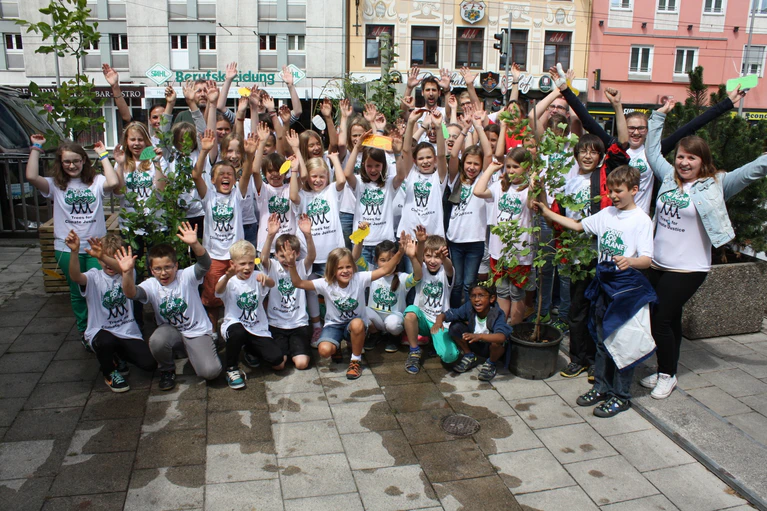 Die Kinder der Plant-for-the-Planet-Akademie in München pflanzen Bäume zur Bekämpfung der Klimakrise. — © Kinder der Plant-for-the-Planet-Akademie in München. Foto: Plant-for-the-Planet