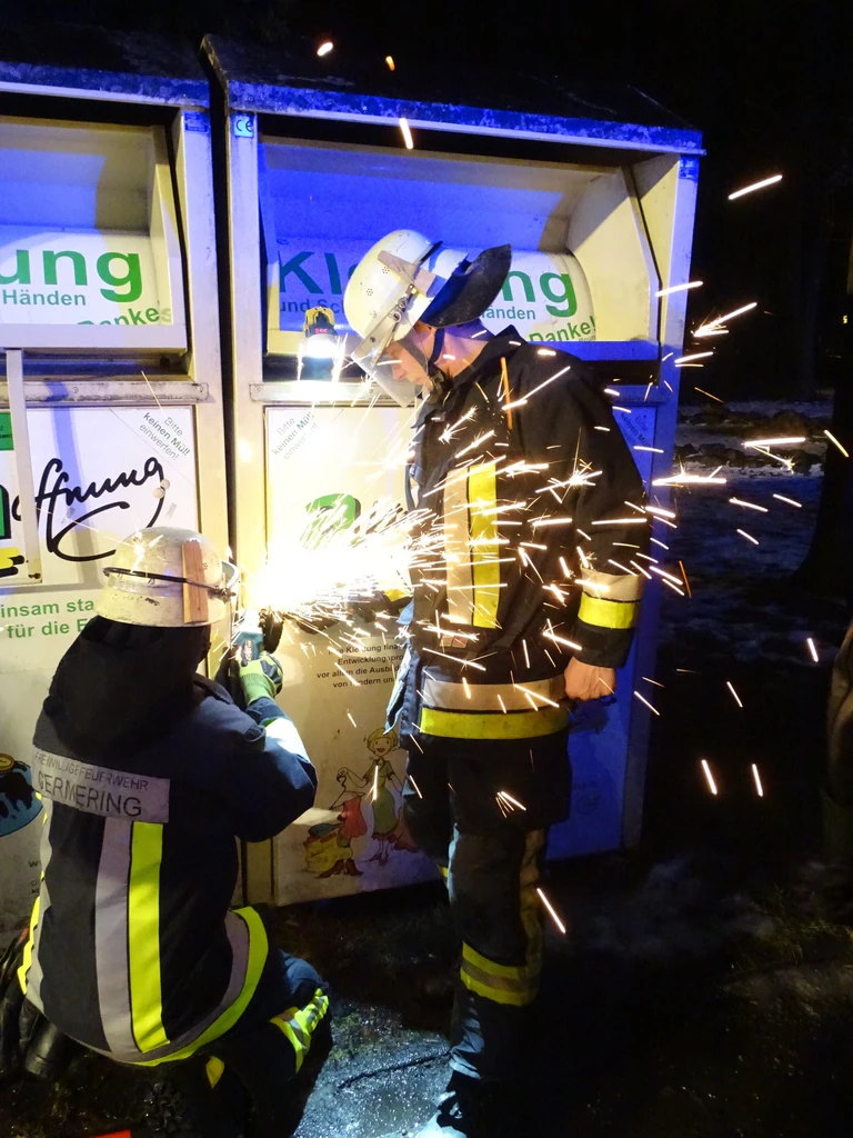 Germeringer Feuerwehrmänner flexen Tür von Altkleidercontainer auf - darin befand sich ein wohnungsloser Rumäne.. — © Germeringer Feuerwehrmänner flexen Tür von Kleidercontainer auf.