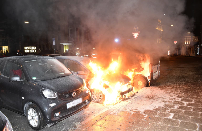 Ein brennendes Auto in der Innenstadt. — © Symbolfoto
