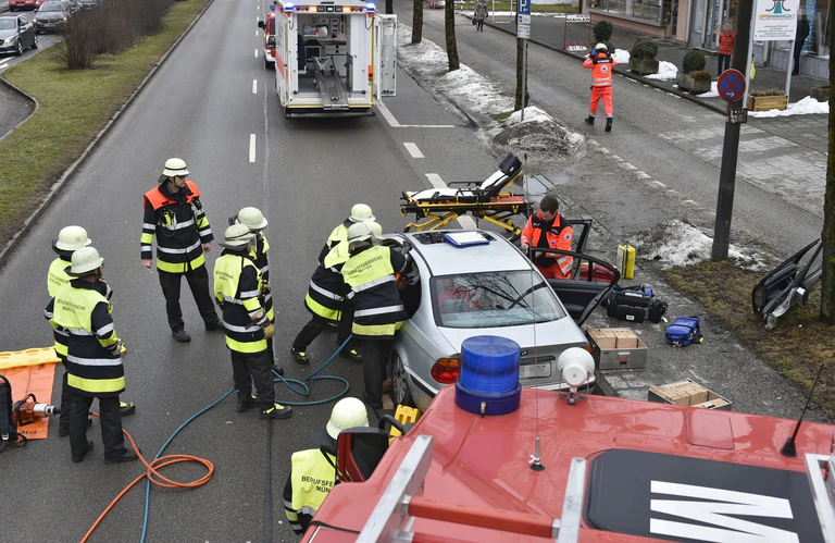 Nach einem Verkehrsunfall in Waldtrudering musste eine Frau aus ihrem Auto geborgen werden. — © Foto: Branddirektion München