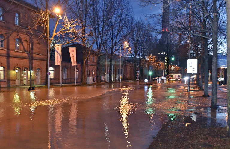Wasserrohrbruch Schäftlarnstraße — © Foto der Berufsfeuerwehr München