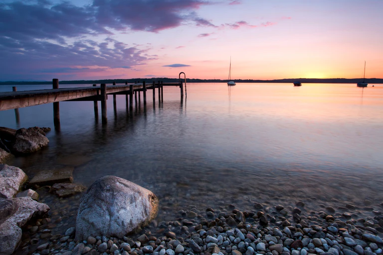— © Sonnenuntergang am Starnberger See.