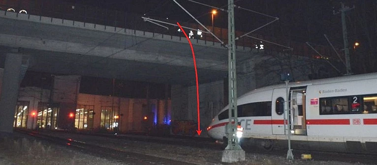 Ein betrunkener 23-Jähriger kletterte über die Brüstung und stürzte auf die Gleise - vor einen ICE-Zug. — © Hier stürzte der 23-Jährige von der Brücke. Foto: Polizei