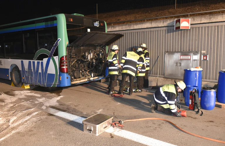 Ein Bus hat Kraftstoff auf der Autobahn verloren. — © Foto: Berufsfeuerwehr München