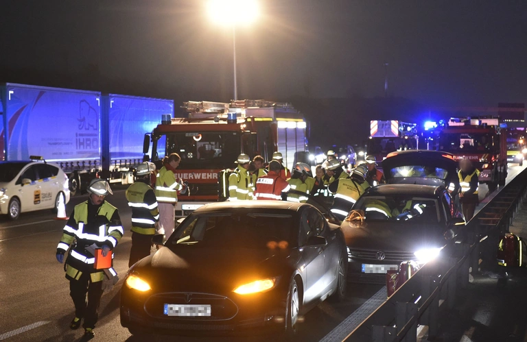 Unfall, Feuerwehr, Polizei, A 9, Tesla, Passat — © Foto: Feuerwehr München