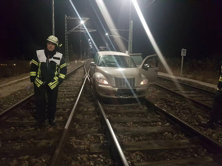 Ein verwirrter Mann ist mit seinem Auto auf den Gleisen gefahren. — © Foto: Feuerwehr Weilheim