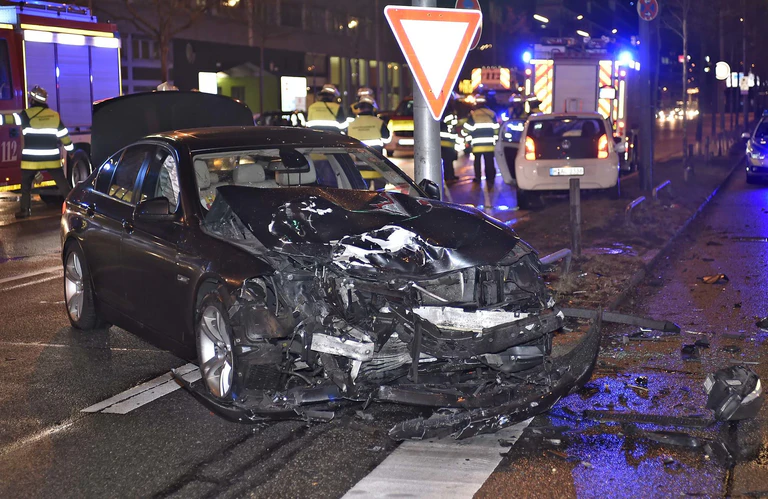 Ein schwarzer BMW stieß beim Abbiegen frontal mit einem VW zusammen — © Foto der Berufsfeuerwehr München 