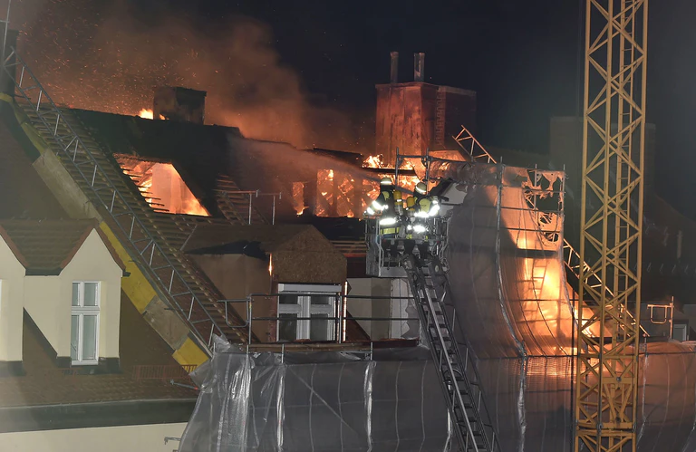 Foto des Feuers in der Tengstraße in München — © Foto: Berufsfeuerwehr München