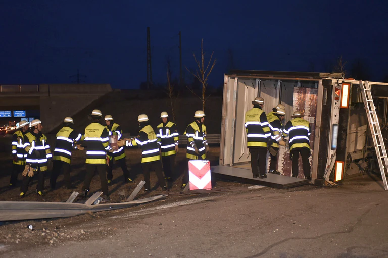 Der umgekippte Kühllaster auf der A99 — © Foto: Berufsfeuerwehr München