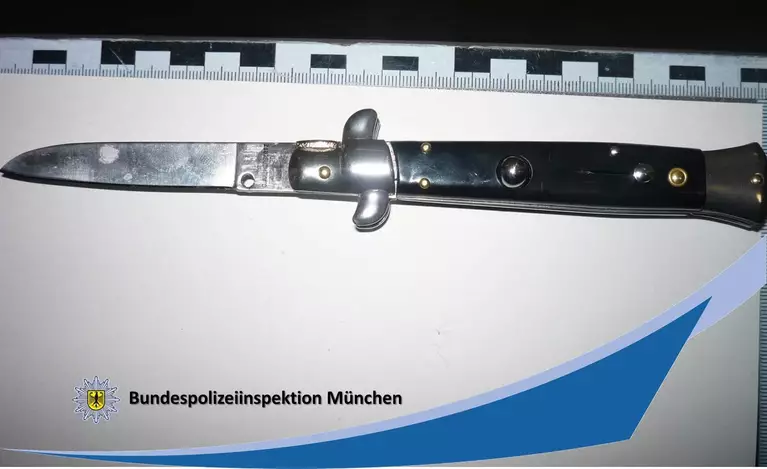 Klappmesser - beschlagnahmt durch die Bundespolizeiinspektion München — © Foto: Bundespolizei