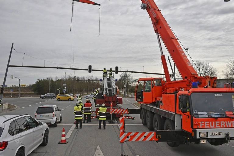 Heute musste die Feuerwehr eine beschädigte Ampelanlage abbauen. Am Vortag war ein LKW mit ihr kollidiert. — © Foto: Berufsfeuerwehr München