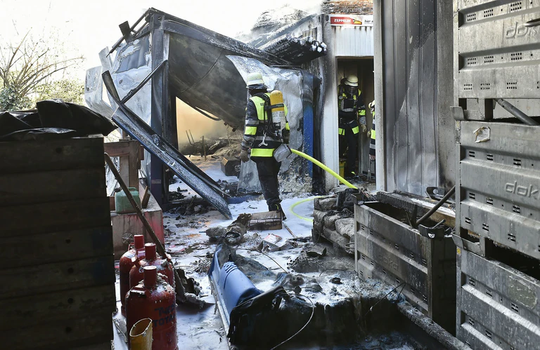 Baucontainer brennen in der Hohenzollernstraße — © Rechte: Kreisverwaltungsreferat Branddirektionsstelle