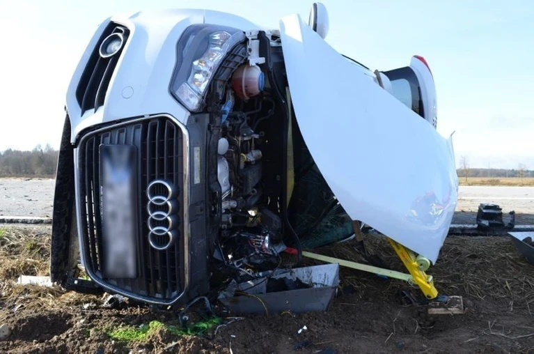 Umgekippter Audi nach Verkehrsunfall beim Überholvorgang — © Foto: Polizei München