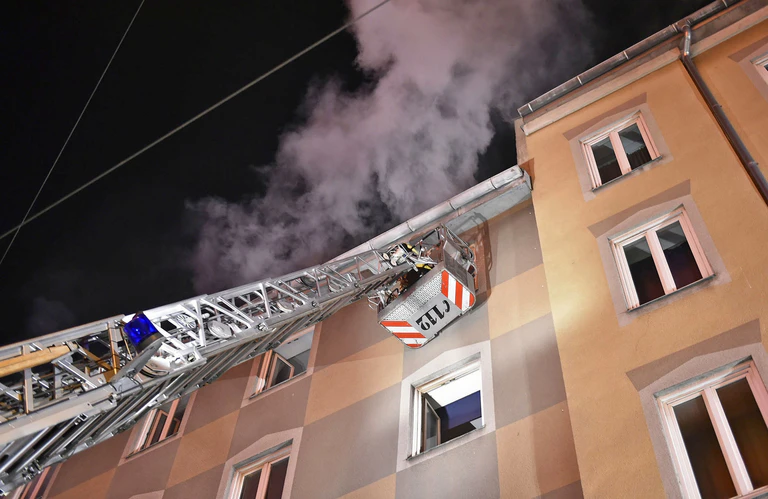 Das Haus an der Dachauer Straße 24 steht in Flammen