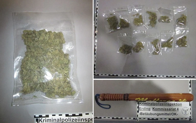 Sichergestelltes Rauschgift und Schlagstock eines 18-jährigen Dealers — © Foto: Polizeipräsidium Oberbayern Nord