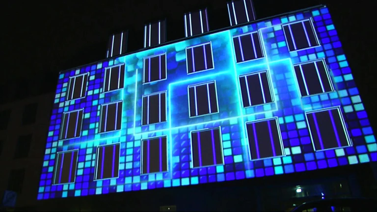 Sana Klinik wird mit einer Lichtshow bestrahlt