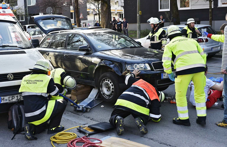 Unfall an der Schäftlarnstraße - Motorradfahrer unter Auto eingeklämmt — © Foto: Berufsfeuerwehr München