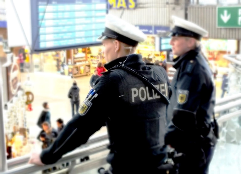 Bundespolizei an der Empore am Hauptbahnhof — © Foto: Bundespolizei
