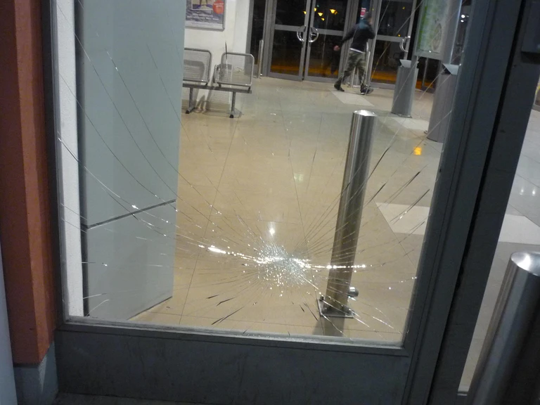 gesplitterte Scheibe am Bahnhof Freising — © Foto: Bundespolizei