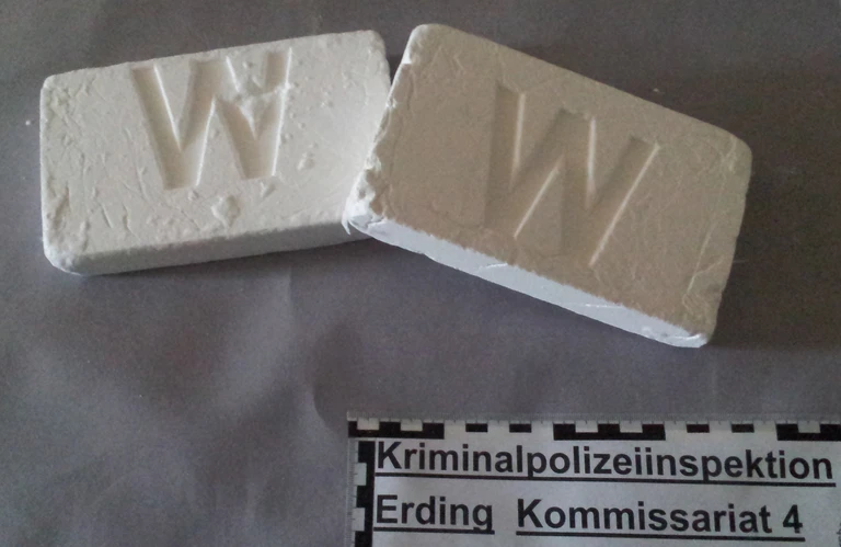 Zwei Kokain-Platten die in Allershausen sichergestellt wurden — © Das kokain konnte bei einer geplatzten Übergabe sichergestellt werden