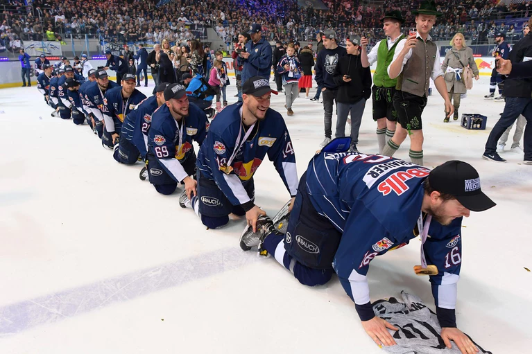 Die Eishockey-Spieler des EHC Red Bull München feier die zweite Meisterschaft in Folge