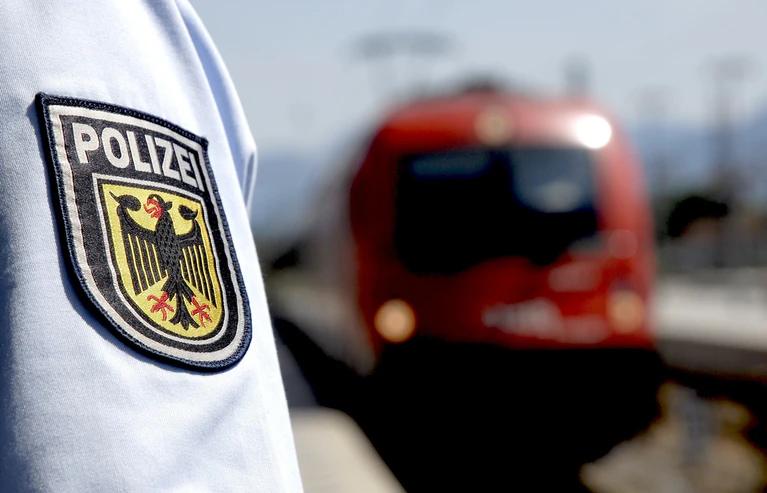 Die Bundespolizei stellt Randalierer in der S-Bahn — © Symbolfoto