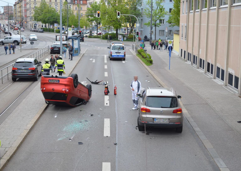 — © Auto überschlägt sich auf der Ohlmüllerstraße