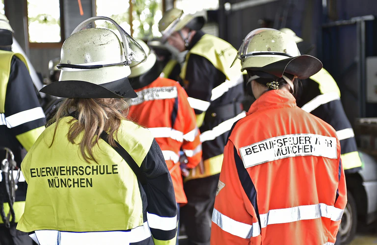 Girls Day in der Hauptfeuerwache — © Auf allen Wachen wurden die Mädchen direkt in den Alltag integriert und konnten auch gleich alle Fragen loswerden. Foto: Feuerwehr München