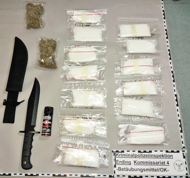 Das Bild zeigt die sichergestellten Gegenstände im Zimmer des 19-Jährigen — © Polizeipräsidium Oberbayern Nord