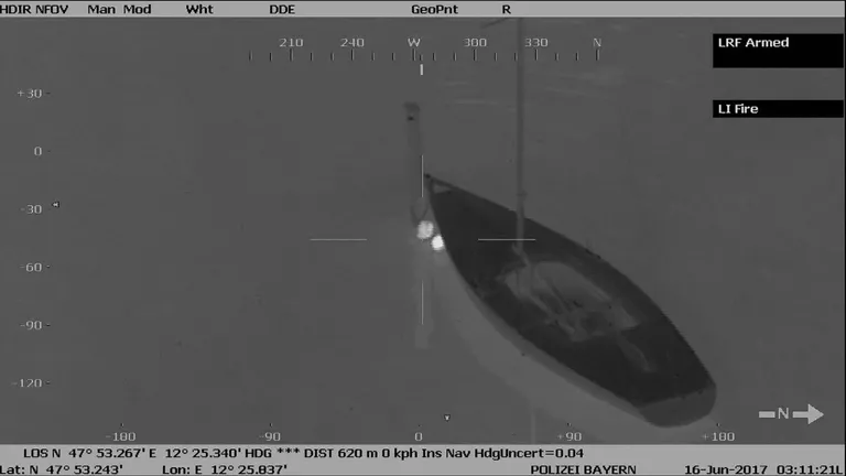 Foto: Polizeipräsidium Oberbayern Süd — © Einer der Männer versteckt sich hinter dem Boot./Foto: Polizeipräsidium Oberbayern Süd