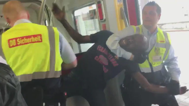 Mitarbeiter der DB-Sicherheit zerren einen Schwarzfahrer aus der S-Bahn — © Foto: Natalija Miletic