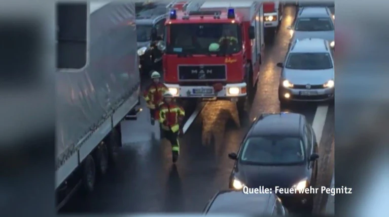 — © Eine blockierte Rettungsgasse: Nicht nur ärgerlich, sondern lebensgefährdend.