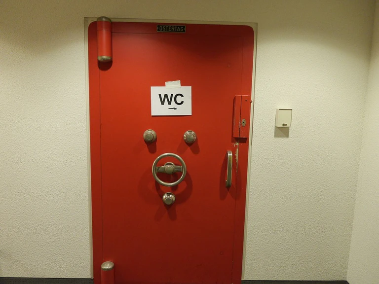  — © der Bandenchef seDer Bandenchef verrichtete sein großes Geschäft ausgerechnet neben einem der leeren Tresore - Symbolfoto