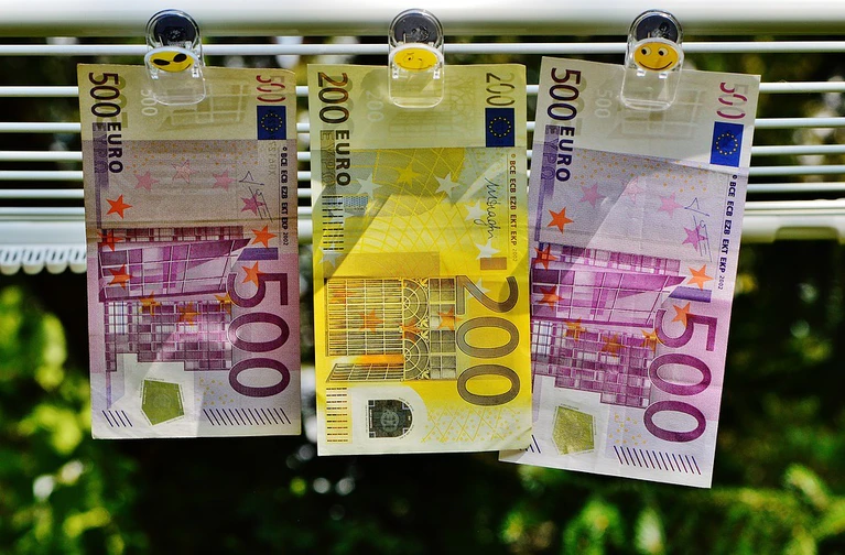 Mehrere Hundert Euro - Geldscheine — © Symbolfoto