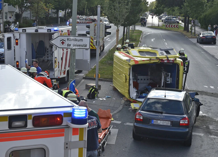 Unfall mit umgekipptem Rettungswagen — © Foto der Berufsfeuerwehr München