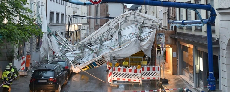 Die Windböe hat ein ganzes Baugerüst umgeweht — © Foto der Berufsfeuerwehr München