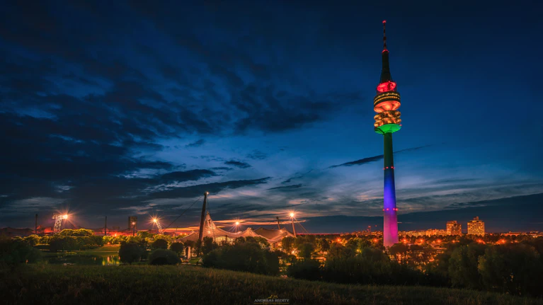 — © Der Olympiaturm in Regenbogen-Farben - Foto: <a href="https://www.facebook.com/AndreasBedityPhotography/" target="_blank"> Andreas Bedity Photography </a>