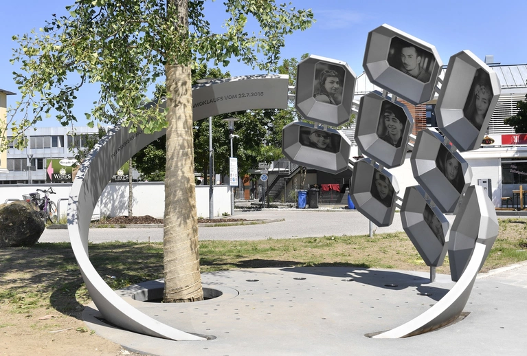 Das Denkmal "Für Euch" am Olympia-Einkaufszentrum erinnert an die Opfer des Amoklaufs 2016. — © Das Denkmal "Für Euch" am OEZ. Foto: Kulturreferat der Stadt München