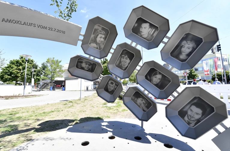 Das Denkmal "Für Euch" am Olympia-Einkaufszentrum erinnert an die Opfer des Amoklaufs 2016. — © Das Denkmal "Für Euch" am OEZ. Foto: Kulturreferat der Stadt München