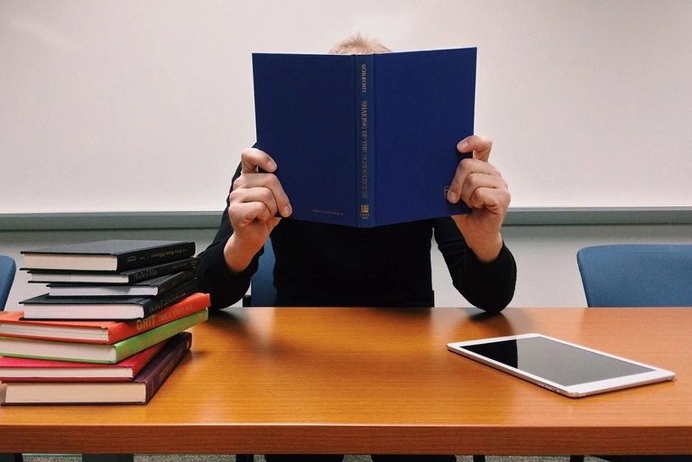 Schule, lernen, Klassenzimmer, Buch — © Symbolfoto