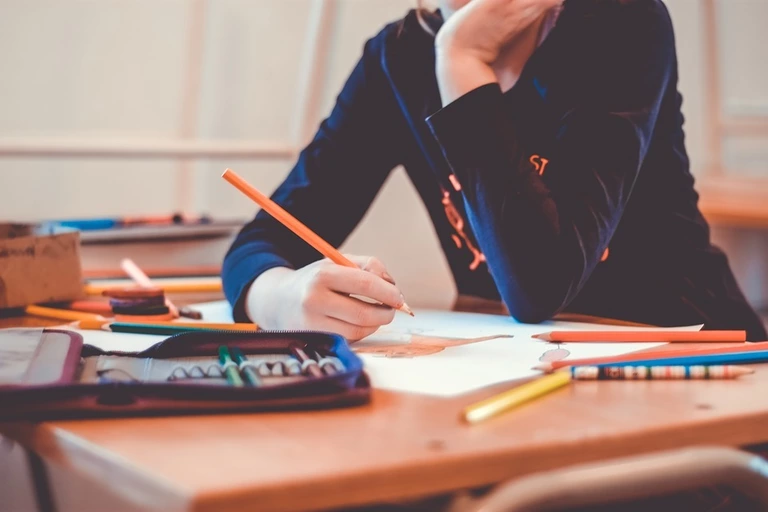 Kinder lernen in der Schule — © Symbolfoto
