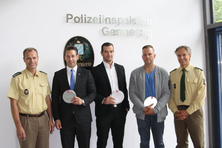 v.l. Inspektionsleiter Jürgen Dreiocker, Zvonimir Pittner, Daniel Hecht, Sascha Kaiser, stv. Inspektionsleiter Andreas Ruch — © Polizeiinspektion Germering