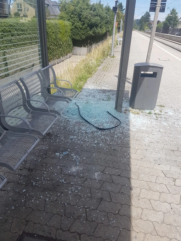 Das zerstörte Wartehäuschen an der S-Bahnhaltestelle Neugilching. — © Das zerstörte Wartehäuschen an der S-Bahnhaltestelle Neugilching. Foto: Bundespolizei