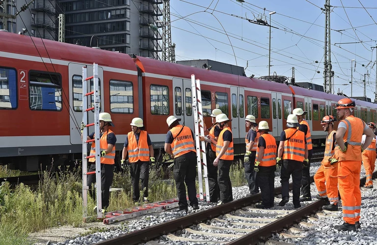 Die Feuerwehr musste rund 200 Reisende aus einer S-Bahn befreien. — © Die Feuerwehr musste am Leuchtenbergring rund 200 Reisende aus einer S-Bahn befreien. Foto: Berufsfeuerwehr München